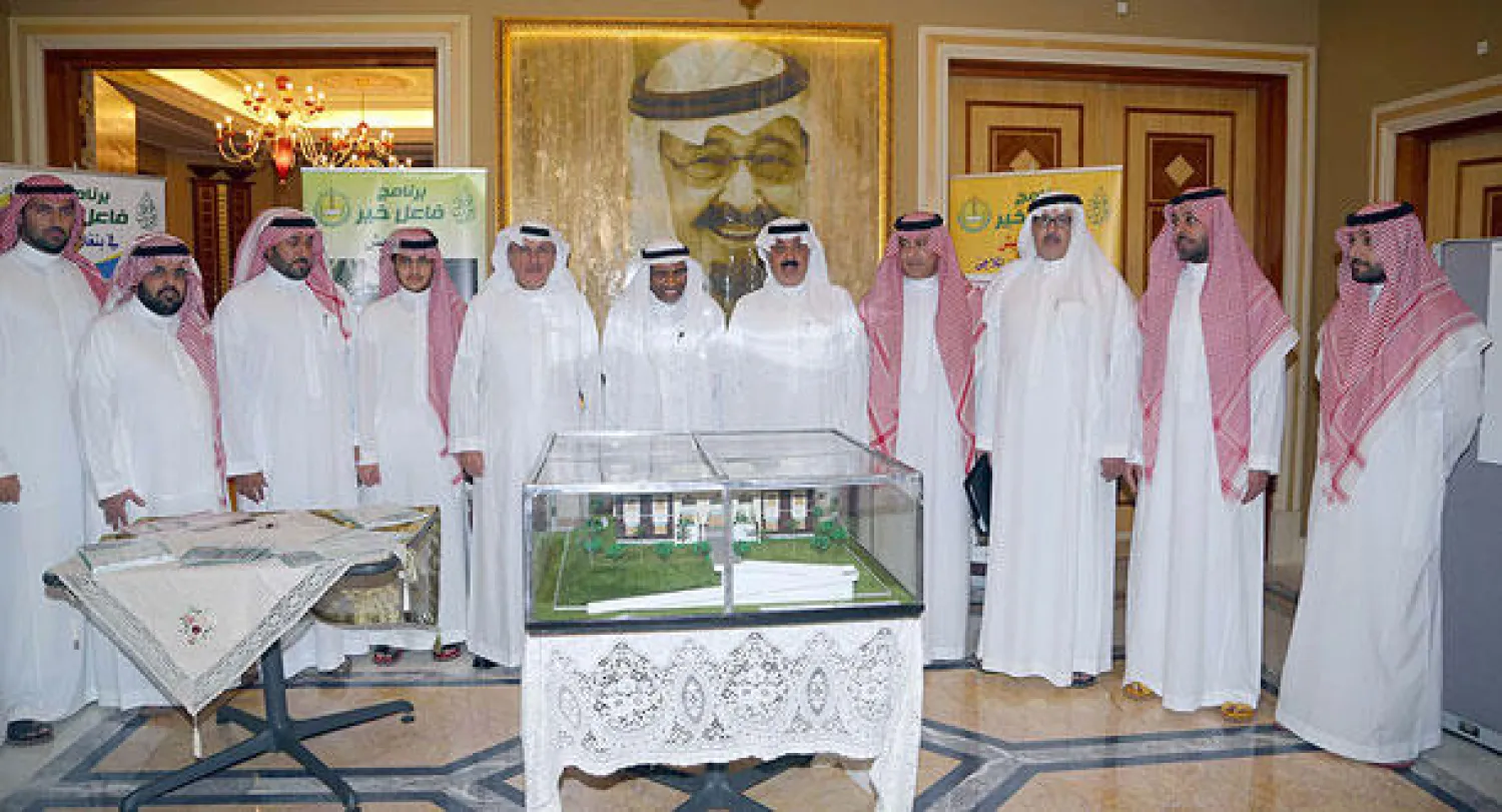 الأمير خالد بن عبد الله يتوسط إخوته والدكتور أحمد محمد علي رئيس البنك الإسلامي