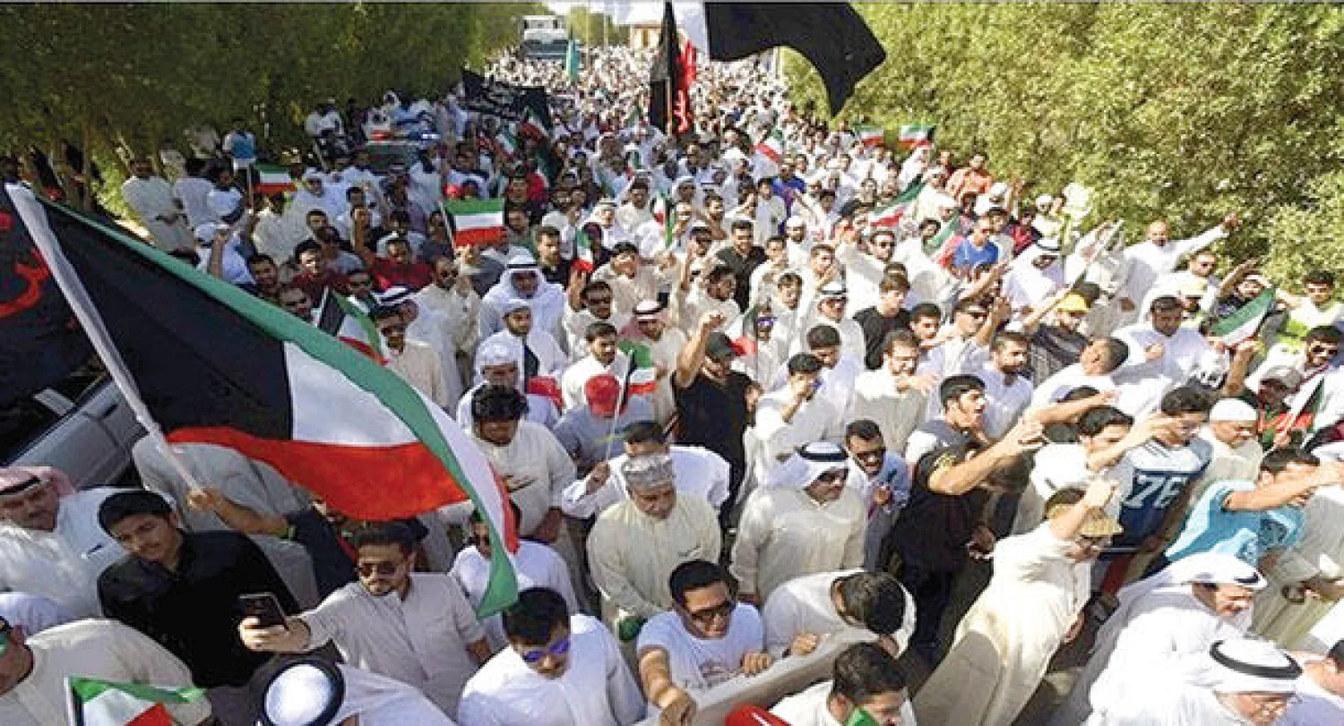 الكويتيون في تشييع ضحايا مسجد الإمام الصادق