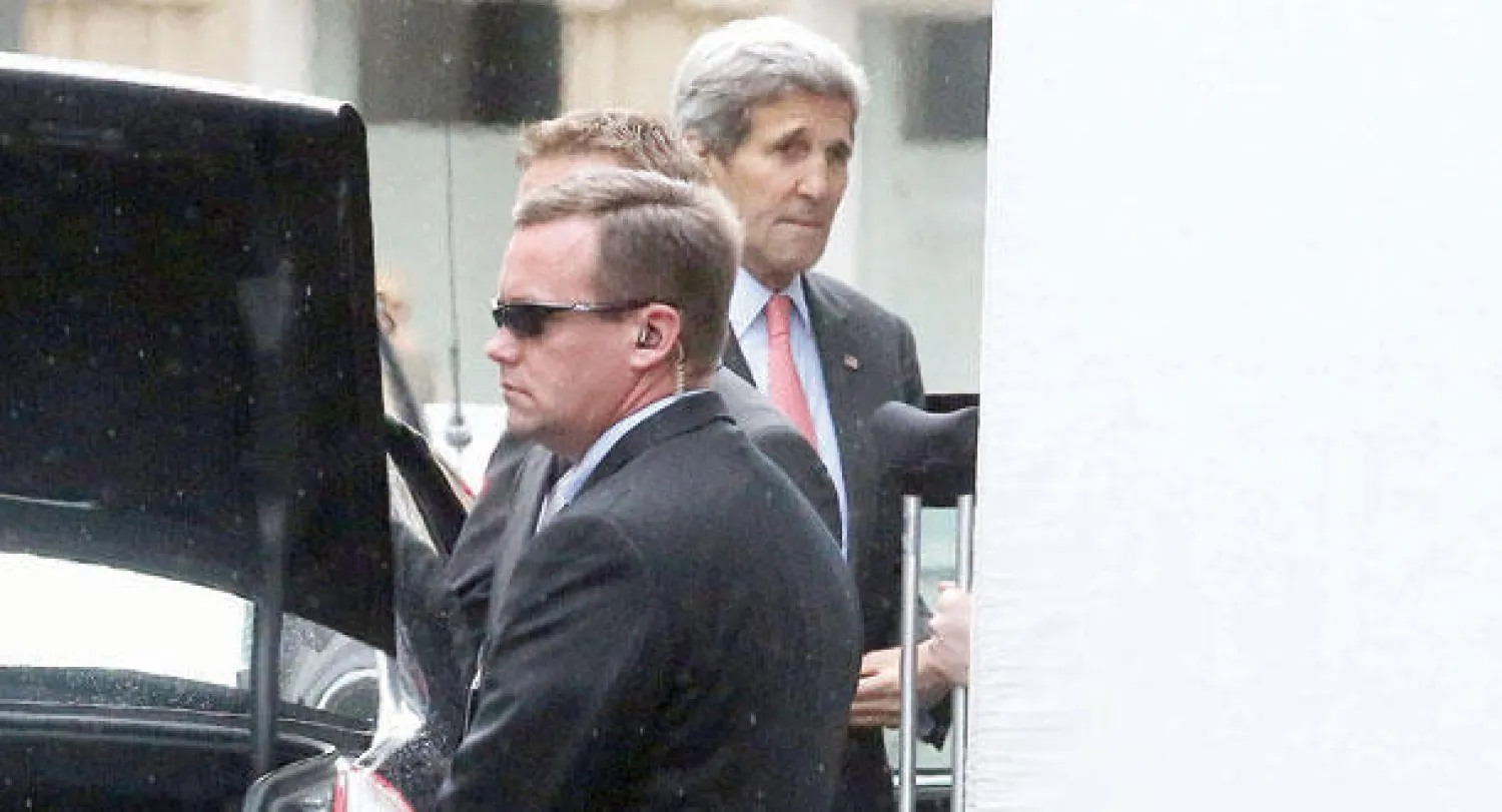 وزير الخارجية الأميركي لدى وصوله إلى مقر المفاوضات الإيرانية في فيينا أمس (أ.ب)