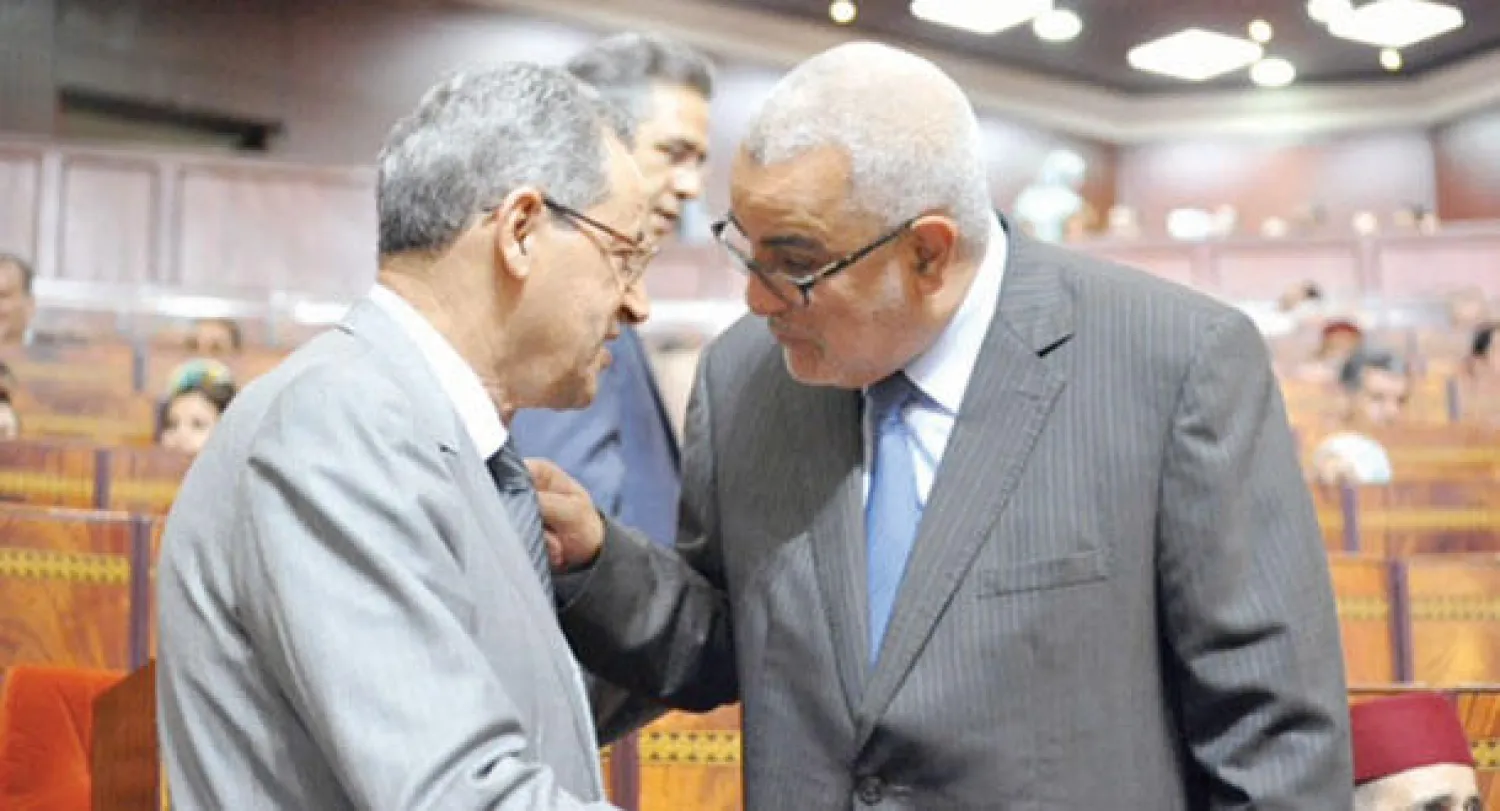 عبد الإله ابن كيران رئيس الحكومة المغربية في حديث مع محند العنصر وزير الشباب والرياضة قبل بدء جلسة مساءلته الليلة قبل الماضية (تصوير: مصطفى حبيس)