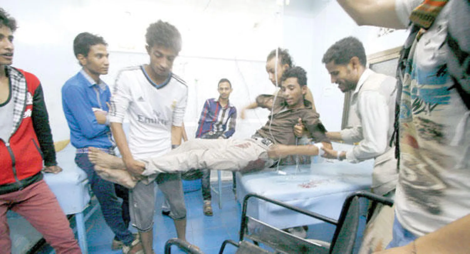 مقاتلون من المقاومة يسعفون زميلاً لهم لدى نقله إلى مستشفى في تعز أمس بعد إصابته خلال مواجهات مع المتمردين الحوثيين (رويترز)