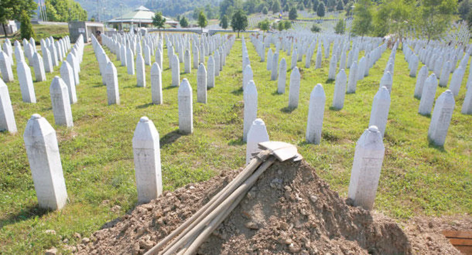 مقبرة إسلامية لضحايا مجزرة سريبرينيتشا في منطقة بوتوكاري شمال شرقي سراييفو (أ.ب)