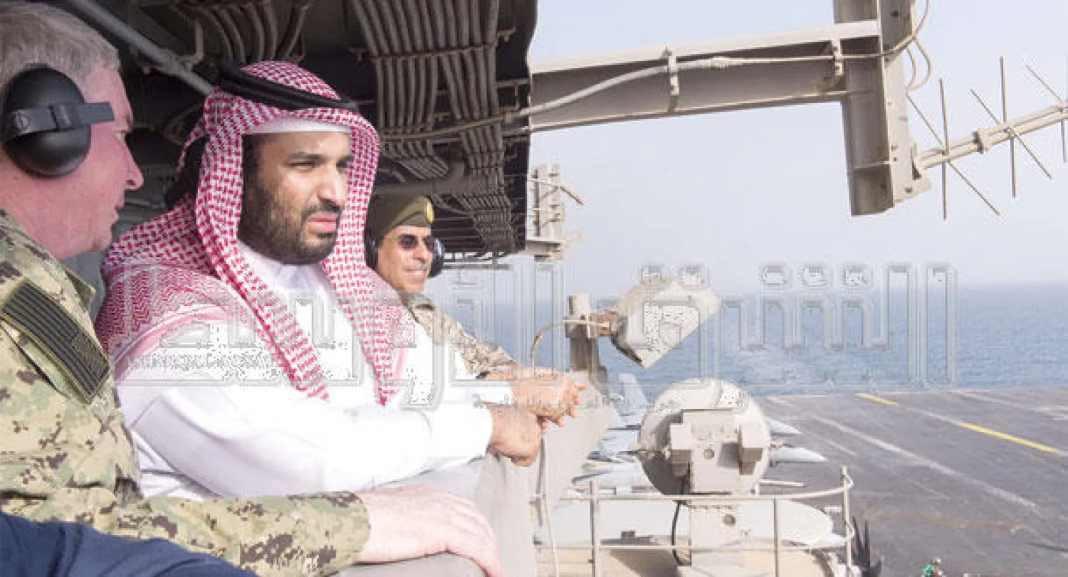 ولي ولي العهد يستعرض انطلاق المقاتلات من الحاملة الأميركية ويبدو الفريق عبد الرحمن البنيان رئيس هيئة الأركان السعودية كما يبدو قائد الأسطول الأميركي الخامس (تصوير: بندر الجلعود)