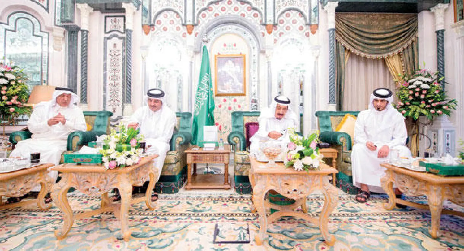 خادم الحرمين الشريفين وأمير دولة قطر خلال حفل الافطار الذي أقامه الملك سلمان لضيفه ويبدو الأمير خالد بن فهد بن خالد والشيخ جاسم بن حمد آل ثاني (واس)