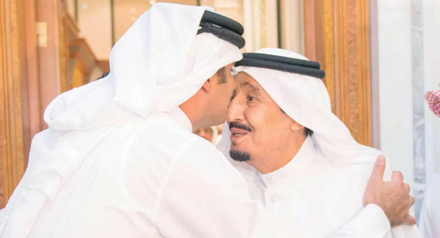 خادم الحرمين الشريفين الملك سلمان بن عبد العزيز لدى استقباله أمير دولة قطر الشيخ تميم بن حمد في قصر الصفا بمكة المكرمة أمس (واس)