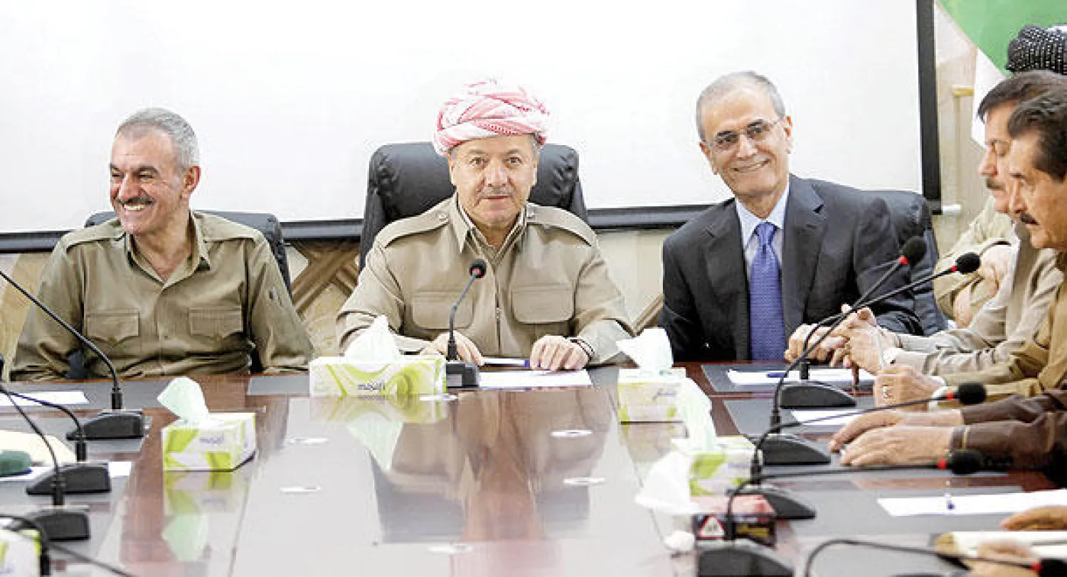 الزعيم الكردي مسعود بارزاني رئيس إقليم كردستان العراق وإلى يساره نجم الدين كريم محافظ كركوك  وعن يمينه مصطفى سيد قادر وزير البيشمركة خلال اجتماعهم في كركوك أول من أمس (رويترز)