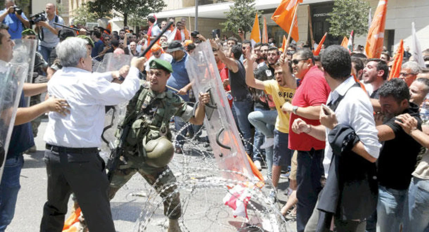 توتر بين أفراد من الجيش والمتظاهرين من «التيار الوطني الحر» الذين تجمعوا بدعوة من رئيس التيار ميشال عون (رويترز)