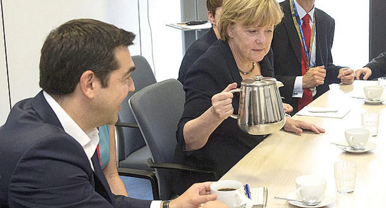 المستشارة الألمانية أنجيلا ميركل مع رئيس الوزراء اليوناني ألكسيس تسيبراس  وقادة أوروبيين آخرين في اجتماع بمقر الاتحاد الأوروبي في بروكسل (أ ف ب)