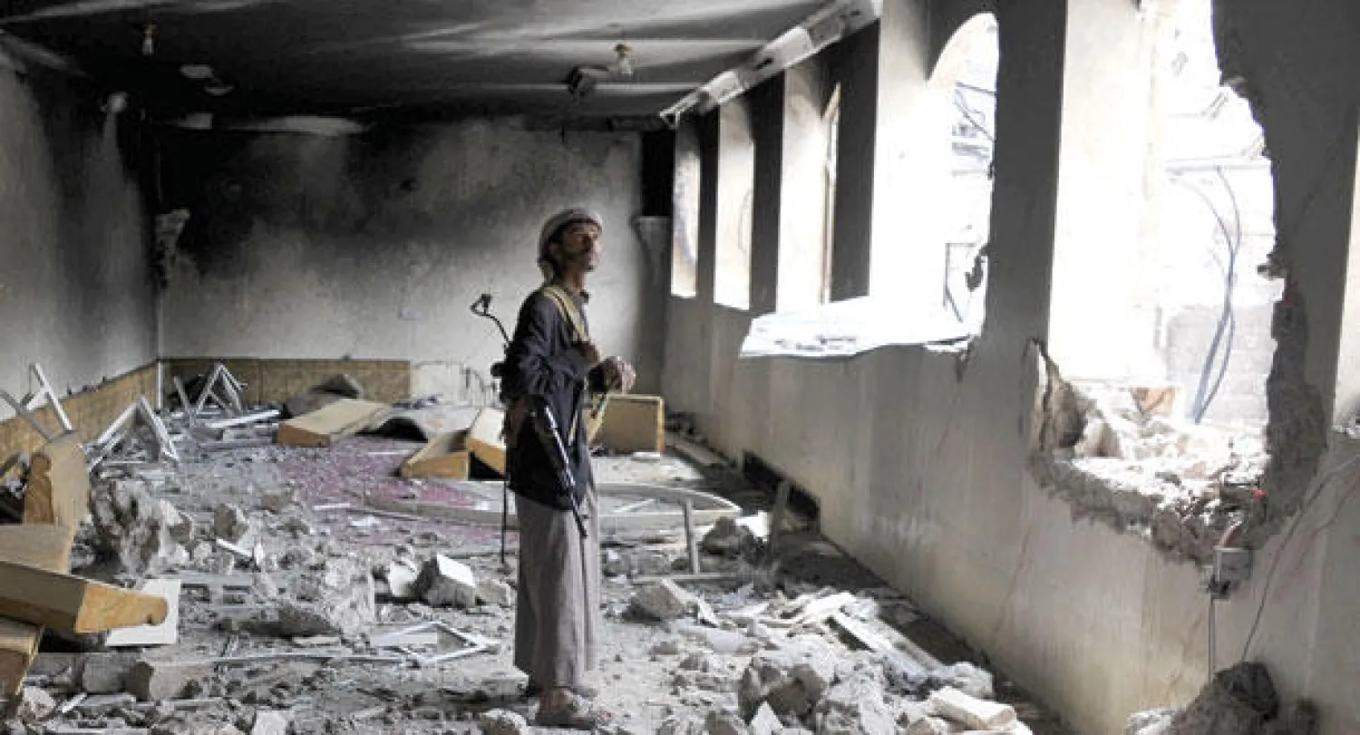 حوثي يعاين الدمار الذي الحقه استهداف طيران التحالف لمنزل أحد قادة الحوثيين في صنعاء (غيتي)