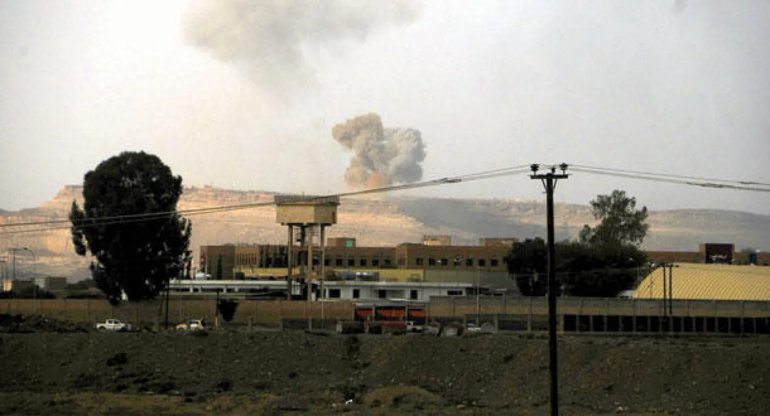 دخان يتصاعد من مخزن للسلاح في صنعاء بعد قصفه من قبل قوات التحالف بقيادة السعودية أمس  (غيتي)