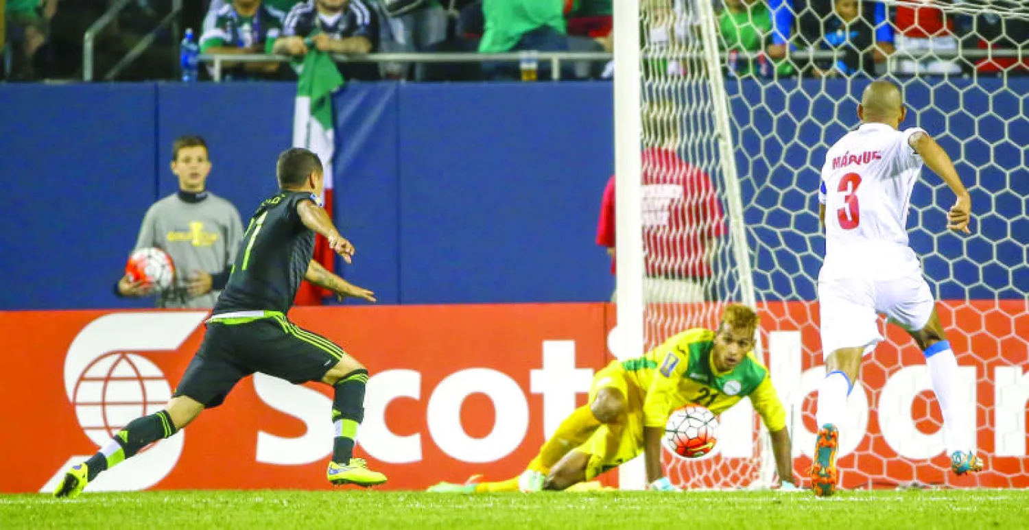 المكسيكي اوريبي بيرالتا (يسار) يهز الشباك الكوبية (إ.ب.أ)