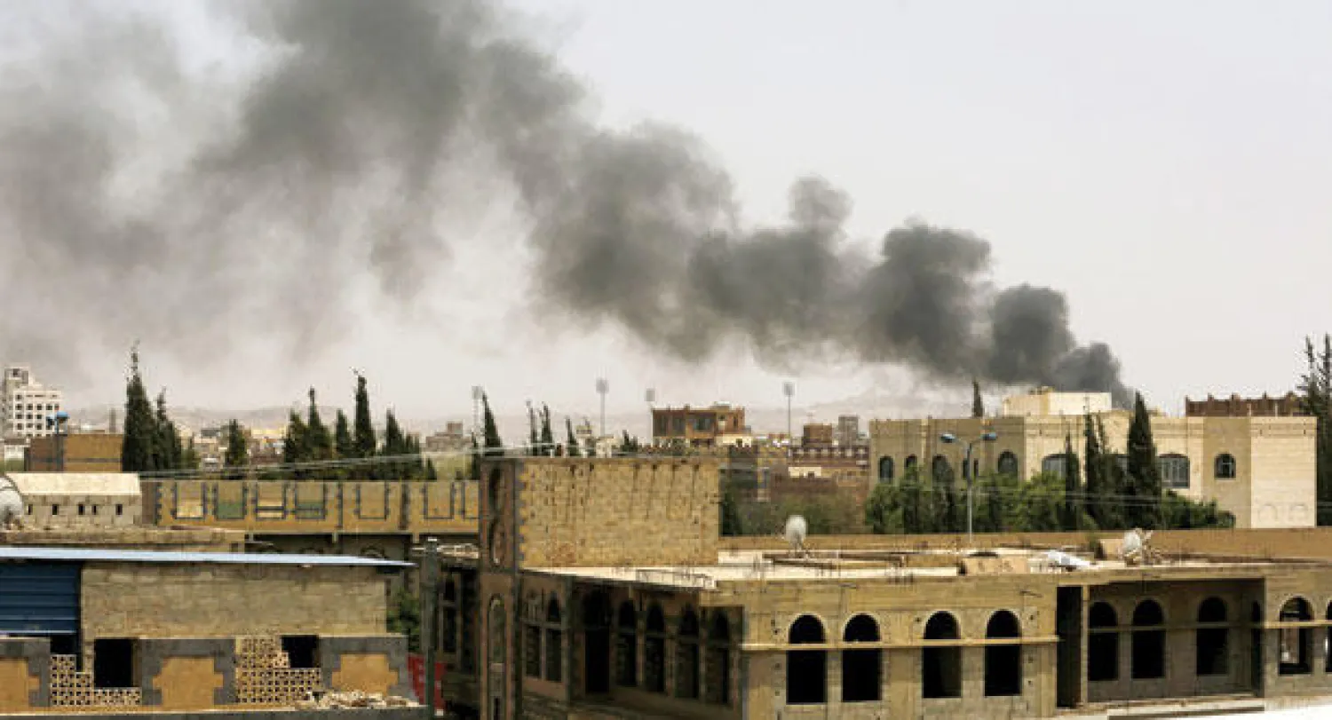 دخان يتصاعد إثر غارة شنتها قوات التحالف على موقع تابع للحوثيين في صنعاء نهار أمس قبل دخول الهدنة حيز التنفيذ (إ.ب.أ)
