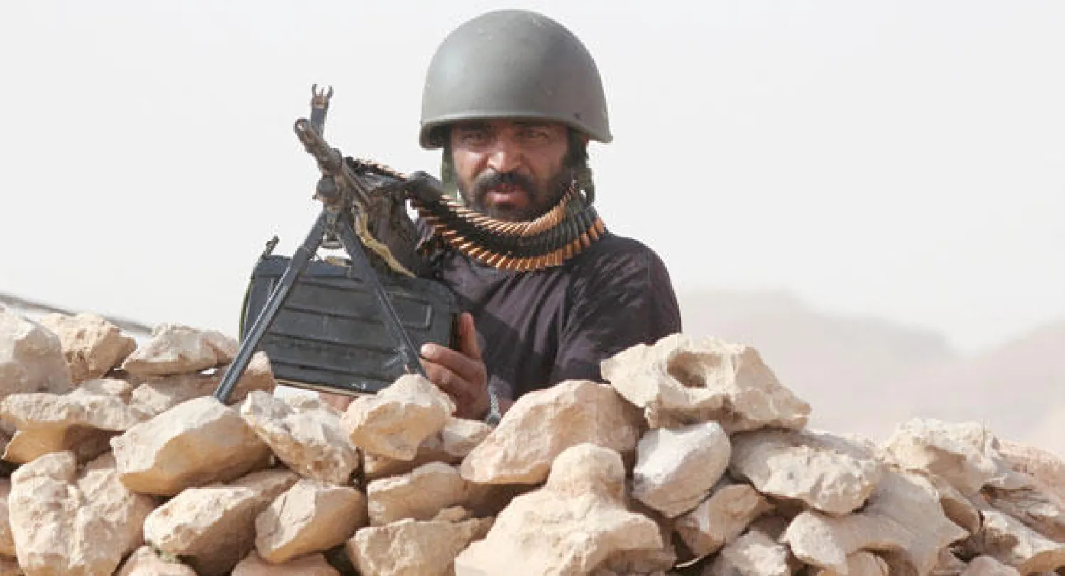 مقاتل موالٍ للحكومة الشرعية في إحدى جبهات القتال قرب الحدود اليمنية ــ السعودية مساء أول من أمس (رويترز)