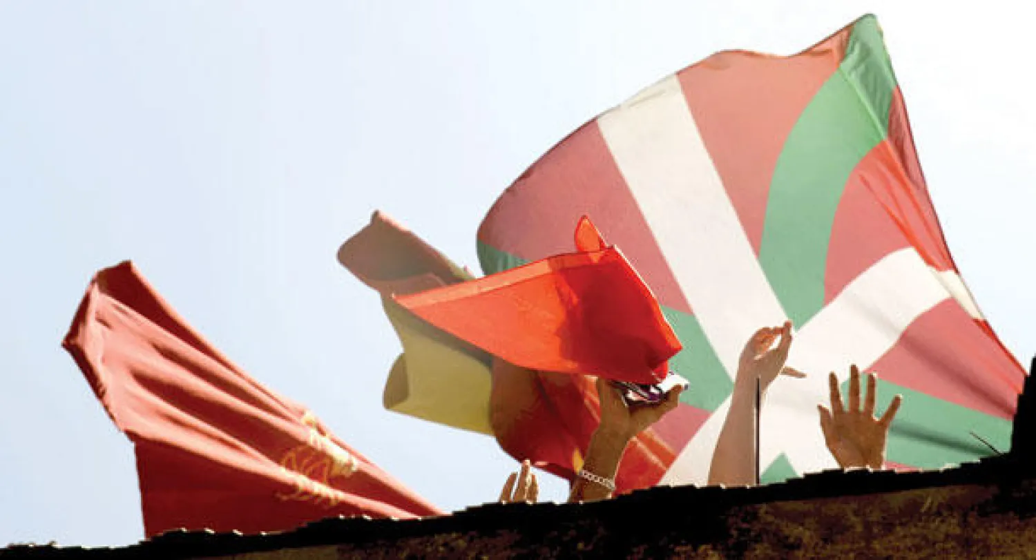 مواطنون إسبانيون يحملون علم إقليم الباسك خلال احتفالات بامبلونا الأخيرة (رويترز)