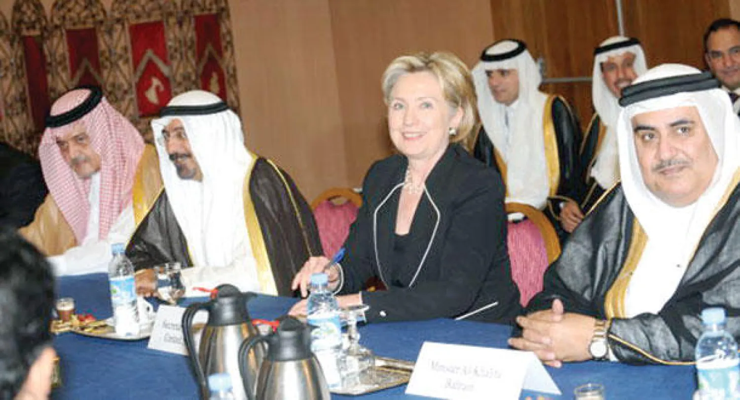 صورة أرشيفية تجمع وزيرة الخارجية الأميركية السابقة هيلاري كلينتون ونظراءها الكويتي السابق محمد صباح السالم الصباح والراحل الأمير سعود الفيصل والبحريني الشيخ خالد بن أحمد آل خليفة في مراكش عام 2009 (غيتي)