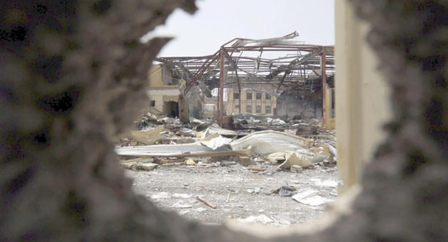 مبنى يعتقد أنه كان يستخدم من قبل الحوثيين في صنعاء بعد تعرضه لغارة أمس (إ.ب.أ)