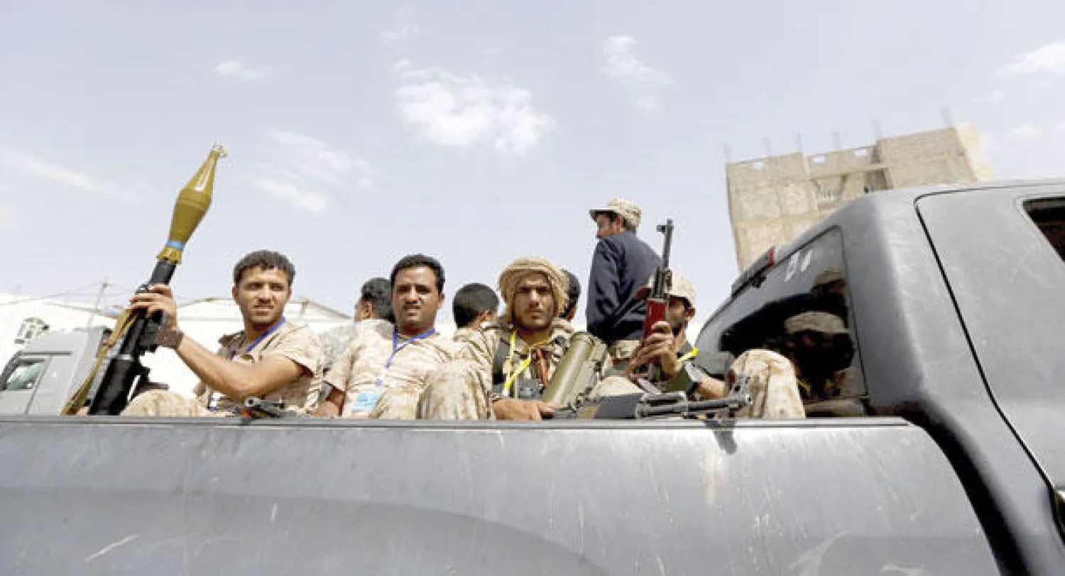 مقاتلون حوثيون على متن شاحنة في صنعاء أمس (رويترز)