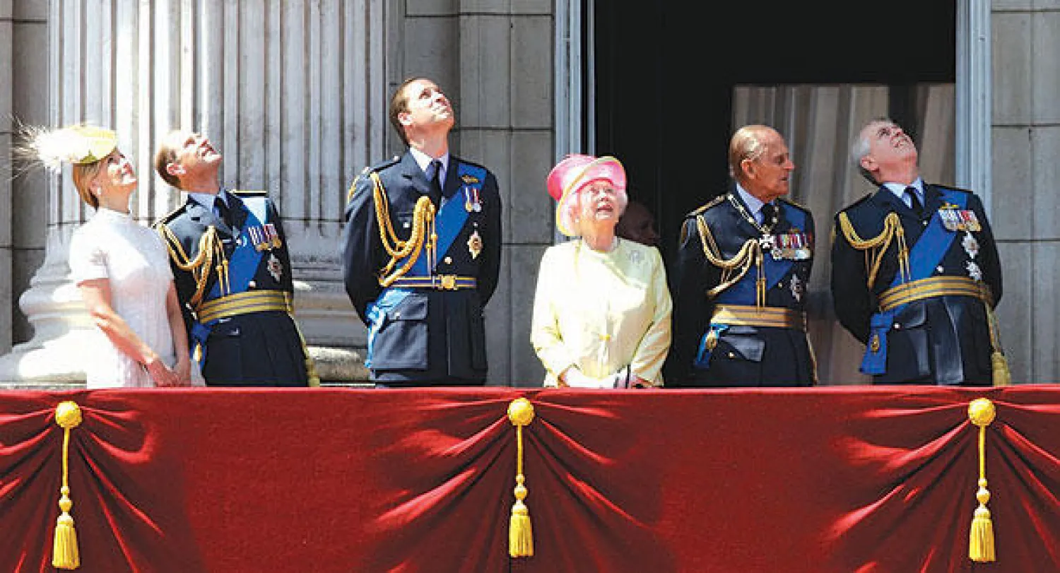 الأمير فيليب والملكة اليزابيث خلال عرض لسلاح الجو الملكي (أ.ب)