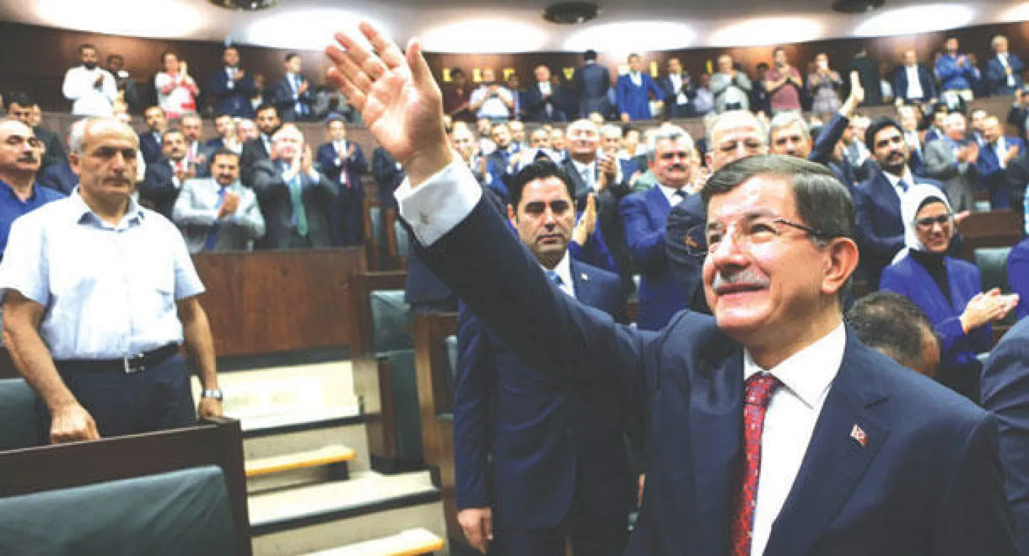 أحمد داود أوغلو زعيم حزب العدالة والتنمية التركي خلال لقائه أعضاء حزبه في أنقرة أول من أمس (أ.ف.ب)