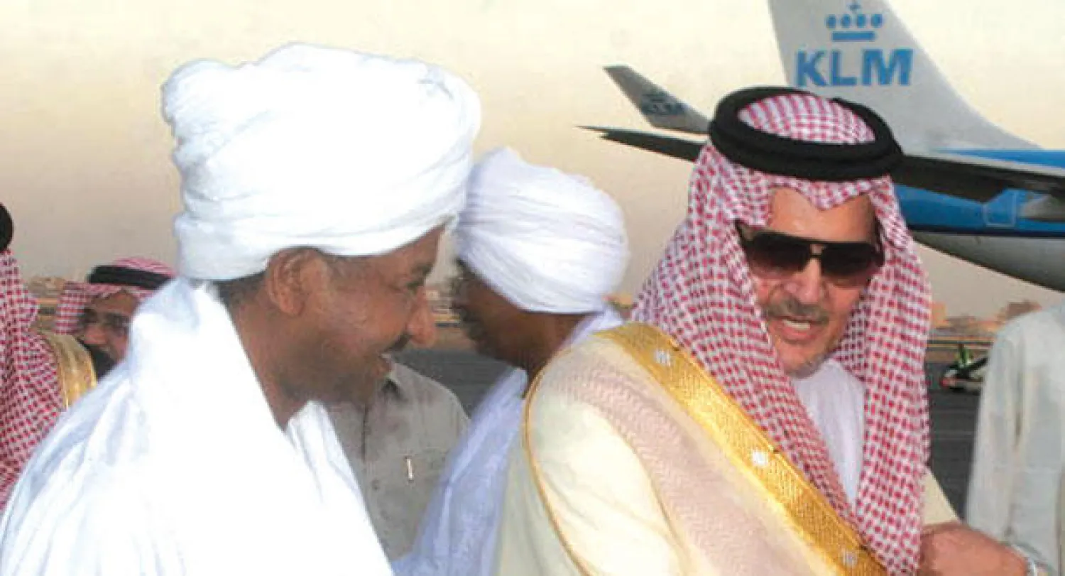مصطفى عثمان  لدى استقباله الراحل الأمير سعود الفيصل في الخرطوم عام  2007 (غيتي)