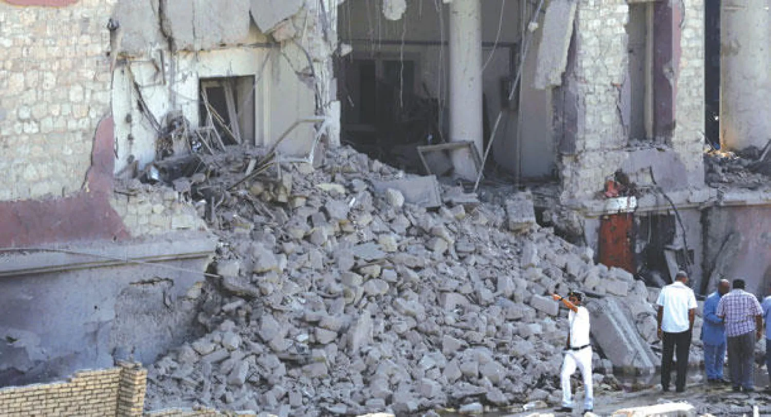 آثار الدمار الذي لحق بالقنصلية الإيطالية التي أعلن {داعش} مسؤوليته عن تفجيرها أمس (أ.ب)