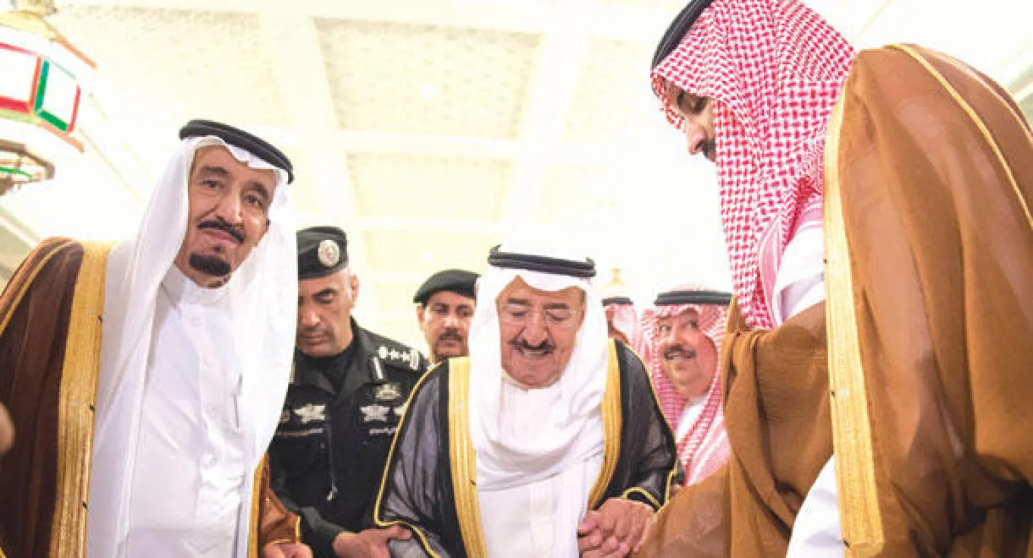 خادم الحرمين الشريفين وأمير الكويت قبل صلاة الميت على الأمير الراحل سعود الفيصل في المسجد الحرام أمس ويبدو في الصورة الأمير محمد بن سلمان ولي ولي العهد  (واس)