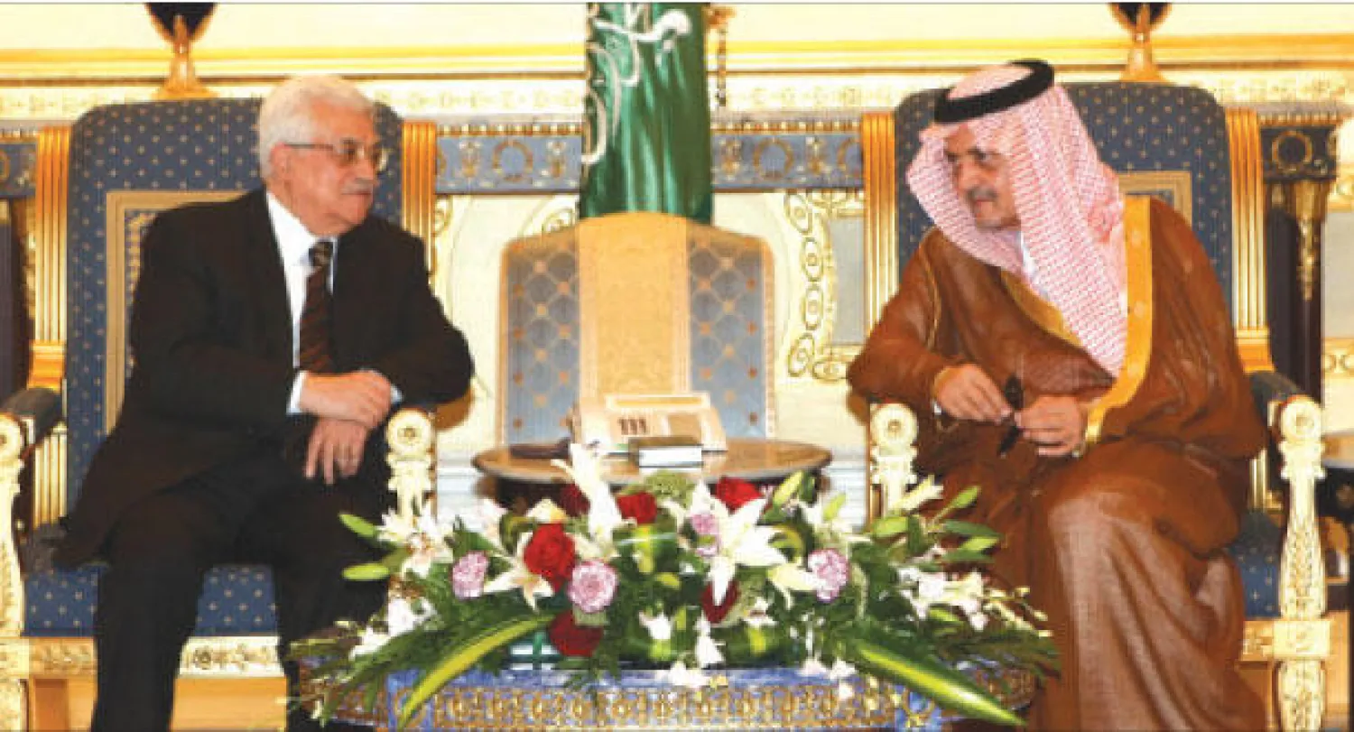 الأمير الراحل لدى استقباله الرئيس الفلسطيني محمود عباس في الرياض في ابريل 2009 (غيتي)