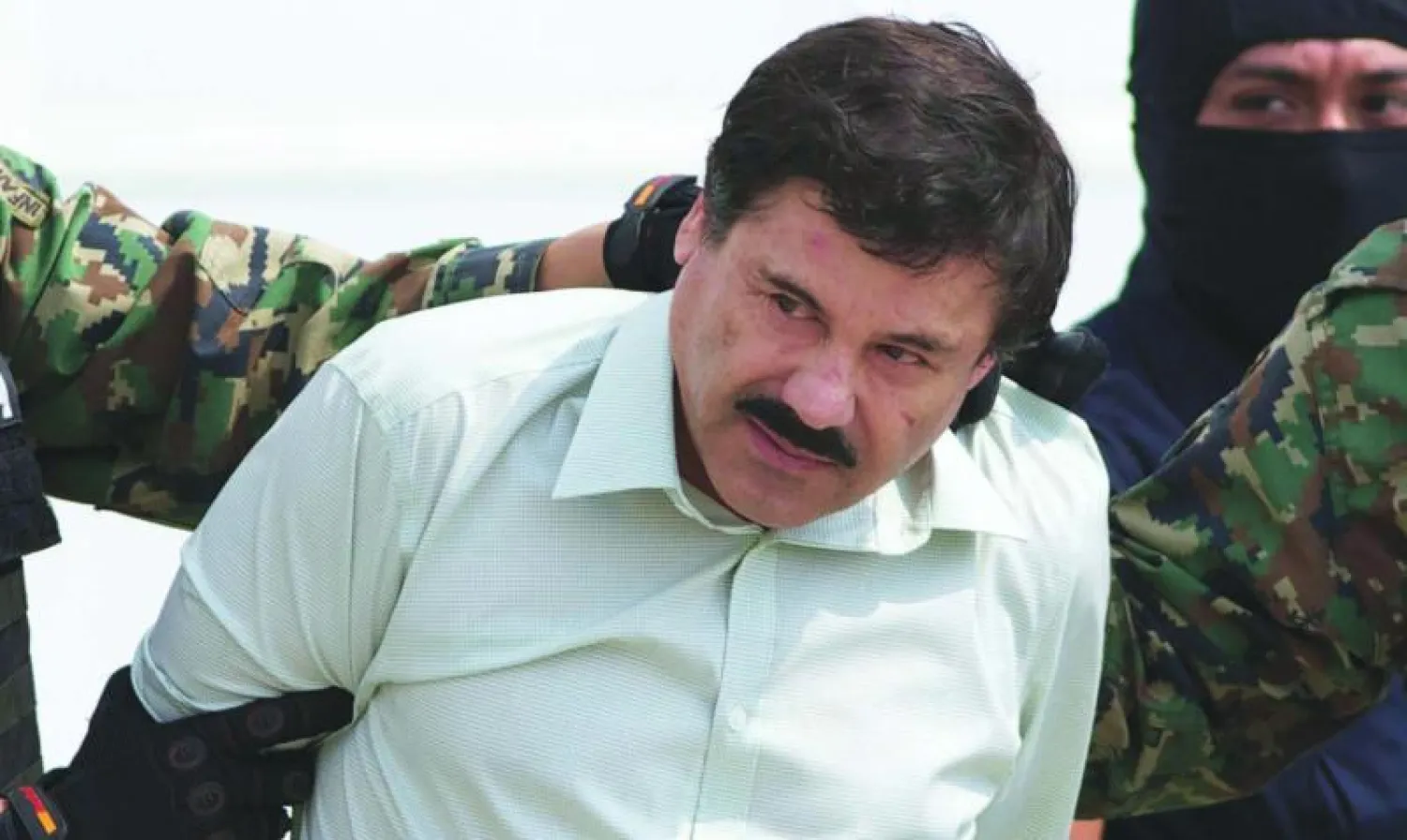 جواكين جوزمان بعد إلقاء القبض عليه في فراره الأول من السجن (أ.ب)