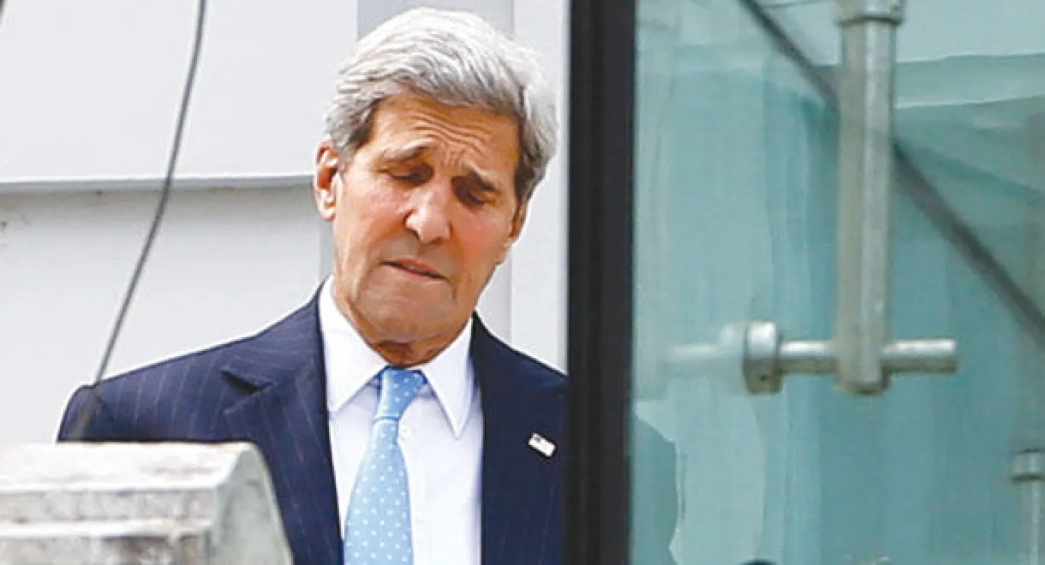 وزير الخارجية الأميركي جون كيري يتمشى في شرفة فندق «قصر الكوبورغ» أمس (رويترز)