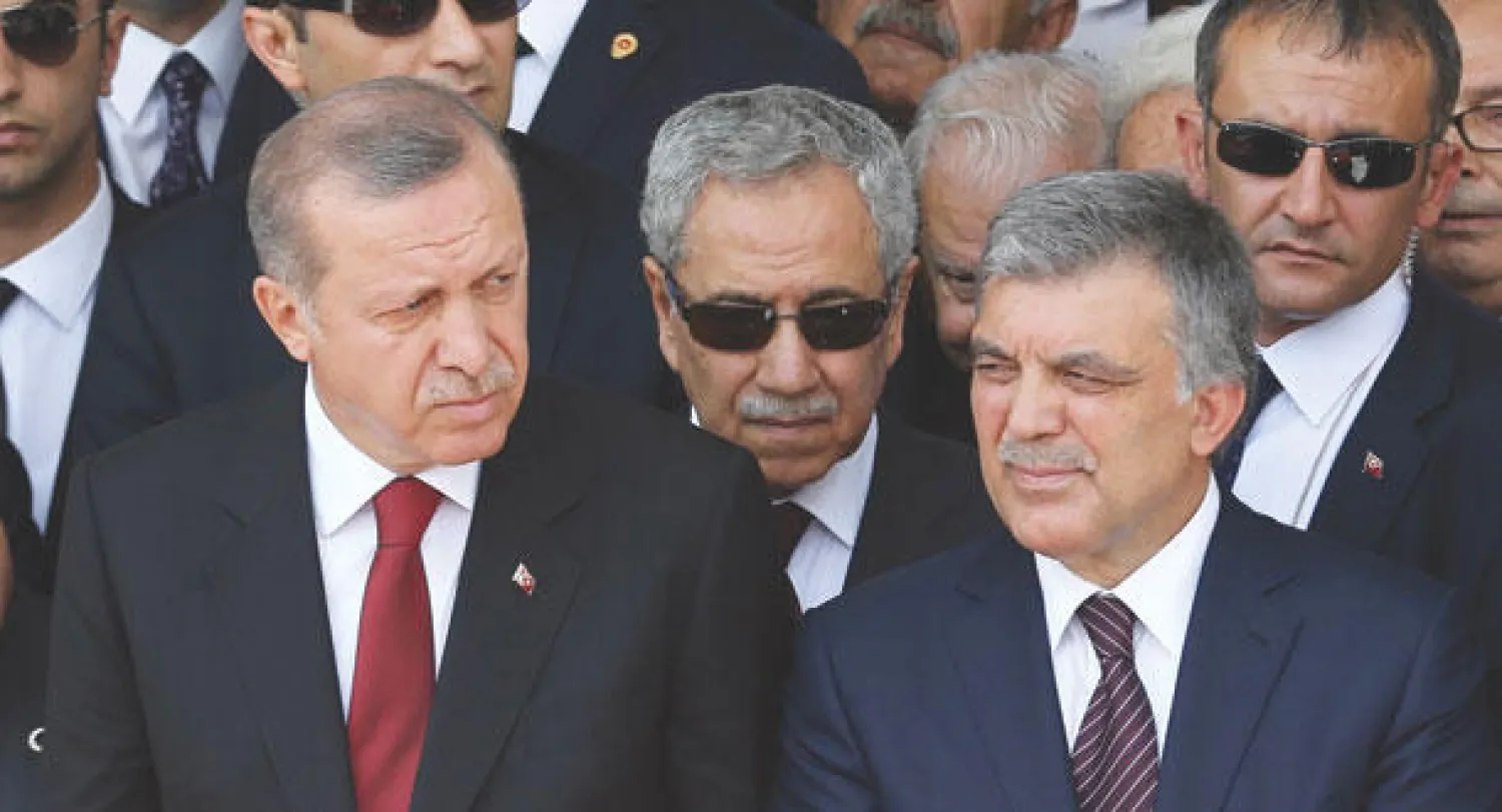 الرئيس التركي رجب طيب إردوغان والرئيس السابق عبد الله غل أثناء حضورهما تشييع جنازة الرئيس الأسبق سليمان ديميريل في أنقرة (أ.ف.ب)