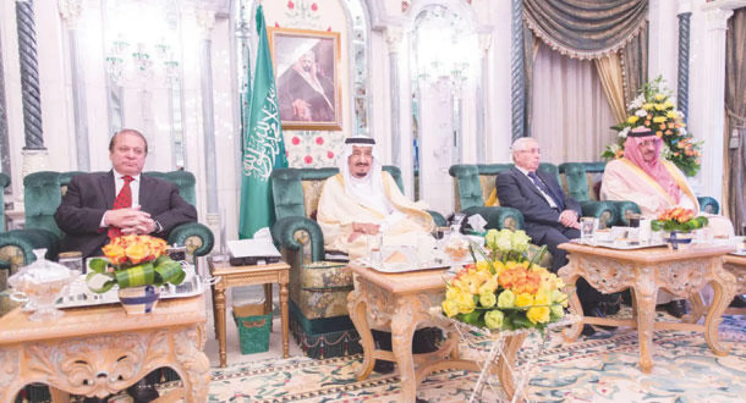 خادم الحرمين الشريفين لدى استقباله رئيس الوزراء الباكستاني نواز شريف ورئيس مجلس الأمة الجزائري ويبدو الأمير محمد بن نايف ولي العهد أمس (واس)