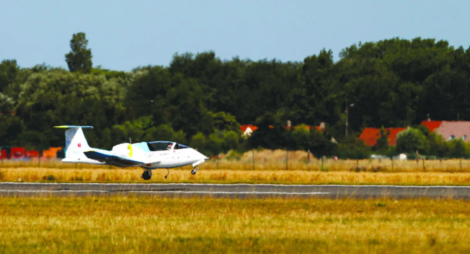 ديديه استنيه يعبر القناة ويهبط في مطار كاليه بفرنسا (أ.ب)