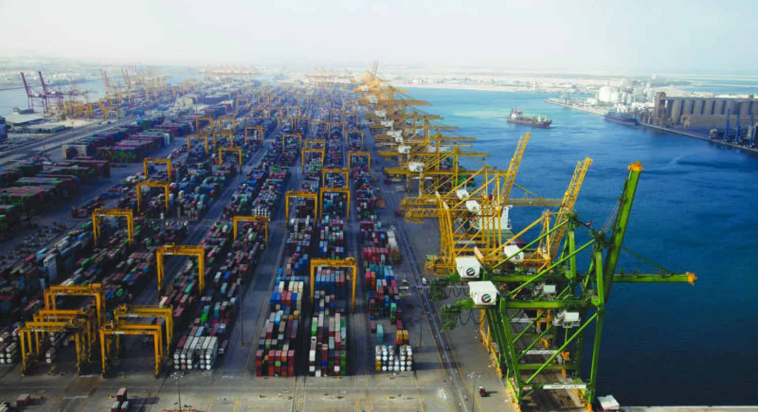 حققت تجارة دبي مع دول الخليج نموًا في الربع الأول من العام الجاري بنسبة 21% لتصل قيمتها إلى 9.3 مليار دولار ({الشرق الأوسط})