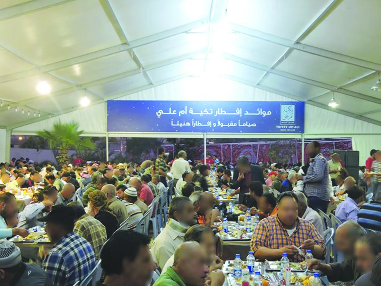 {تكية أم علي} تقدم وجبات طعام في رمضان ({الشرق الأوسط})