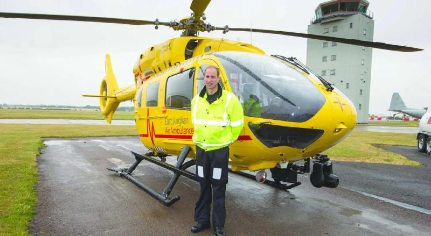 الأمير ويليام أمام طائرة الإسعاف الهليكوبتر في مطار كمبردج (إ.ب.أ)