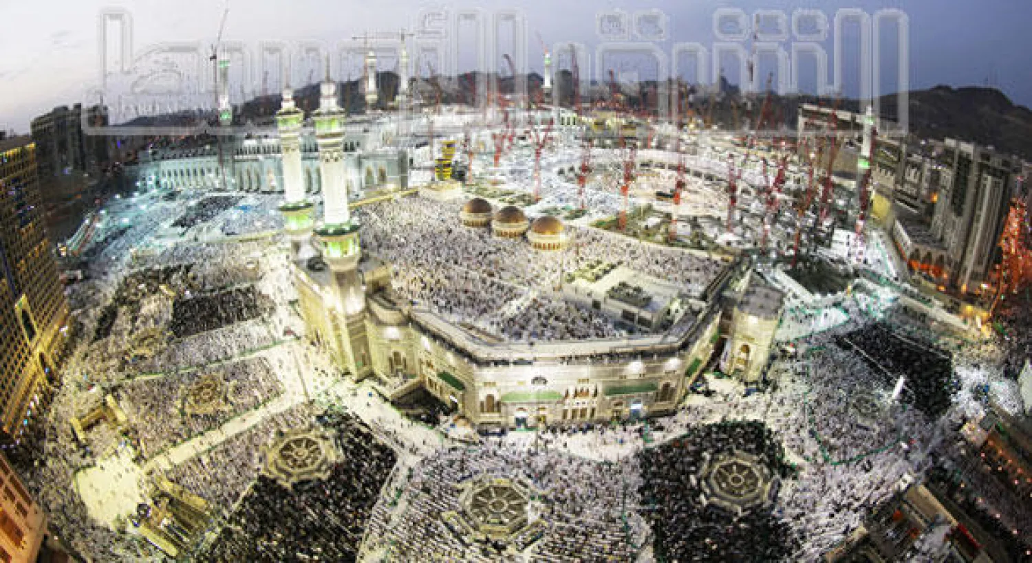 صورة بانورامية للمسجد الحرام مساء اليوم ليلة السابع والعشرين من رمضان المبارك حيث أدى قرابة مليوني مصل التهجد والقيام تحرياً لليلة القدر (تصوير: أحمد حشاد)