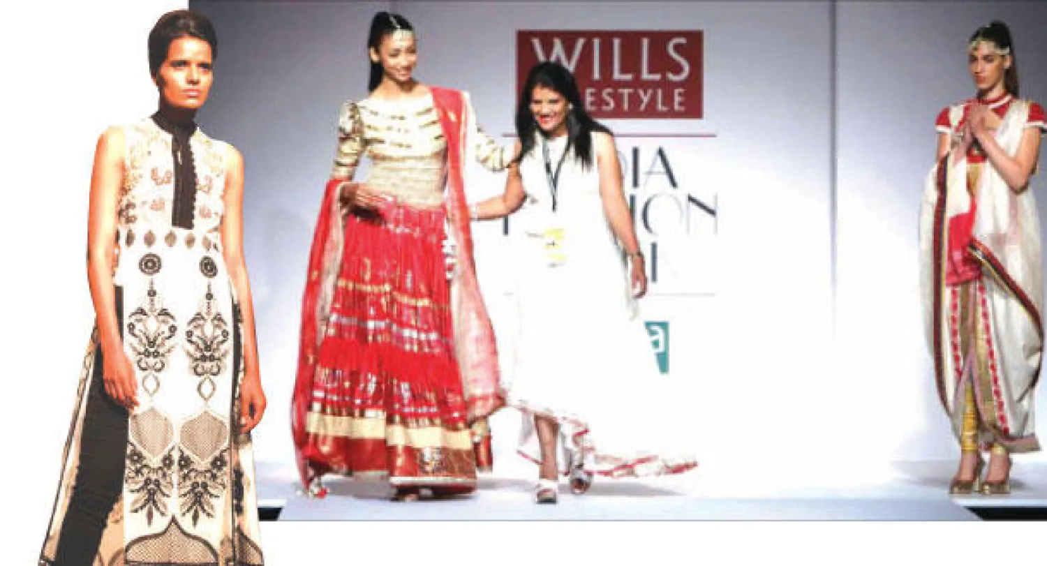 يعدل المصممون الهنود تصميماتهم لتناسب أسواق الخليج