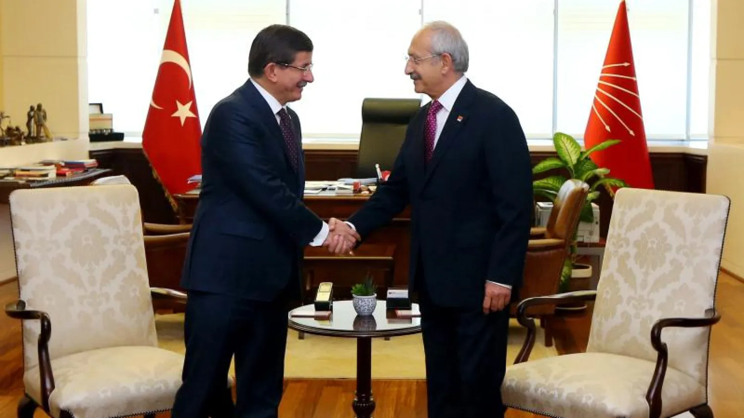 أوغلو يبدأ مشاورات تشكيل حكومة الائتلاف وسط تكتم عن دور إردوغان