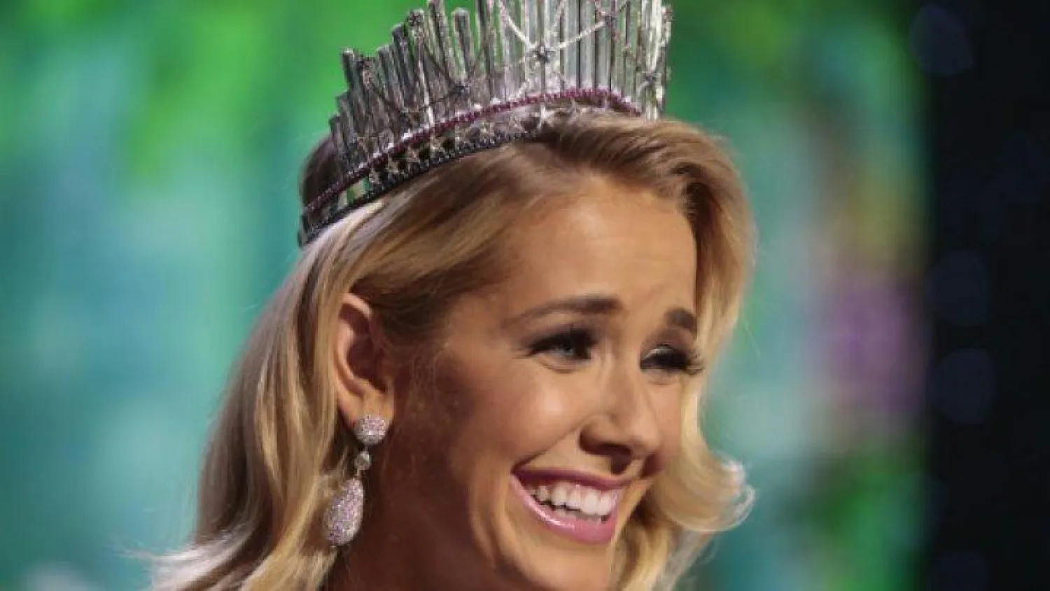 السياسة تزاحم الفاتنات في حفل ملكة جمال أميركا