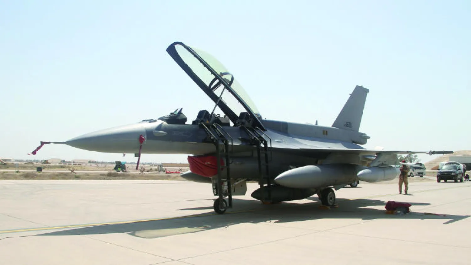 واحدة من أربع مقاتلات «إف 16» بعد هبوطها في قاعدة بلد الجوية شمال بغداد أول من أمس (رويترز)