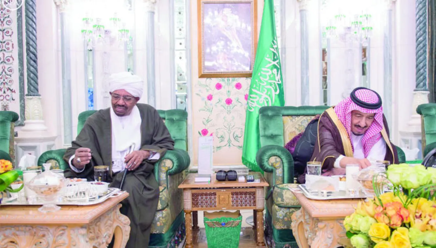 الملك سلمان والرئيس السوداني يتناولان الإفطار مغرب أمس في قصر الصفا (واس)