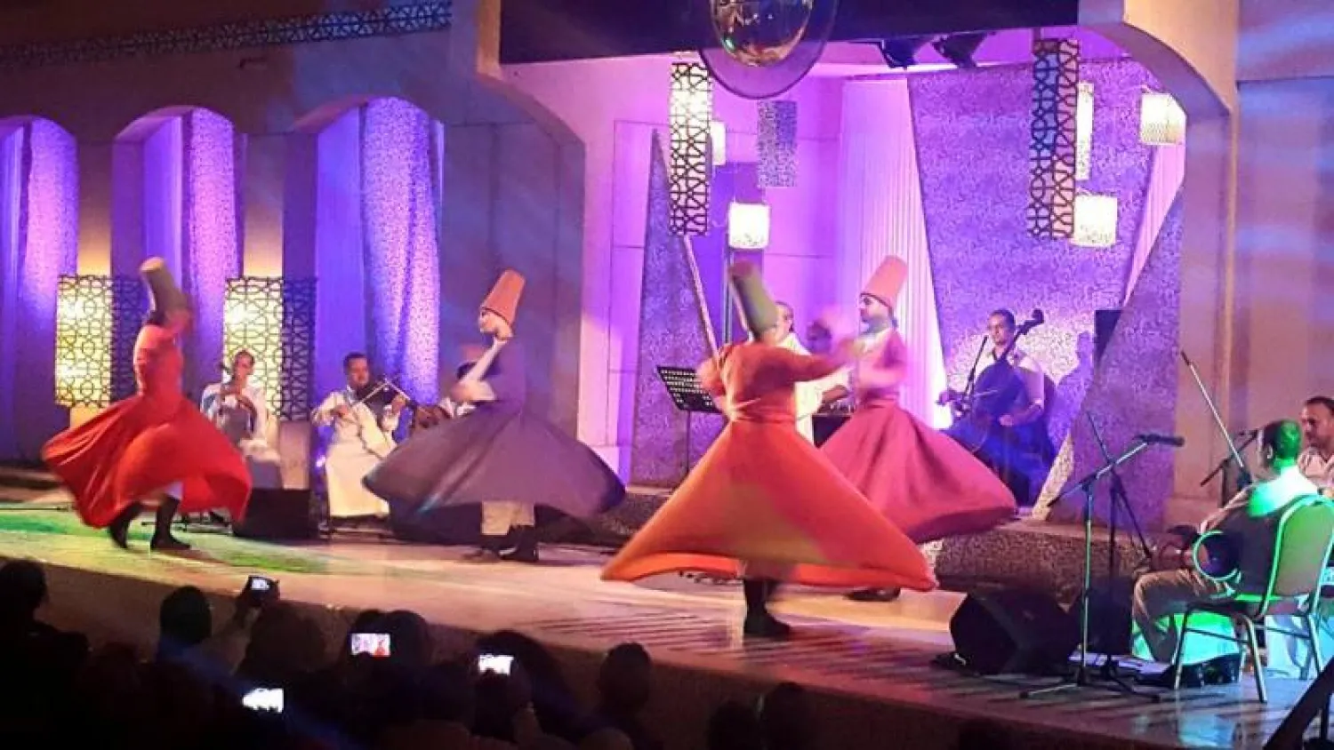 شرقيون وغربيون يتمايلون على إيقاع «المولوية» في ليل القاهرة