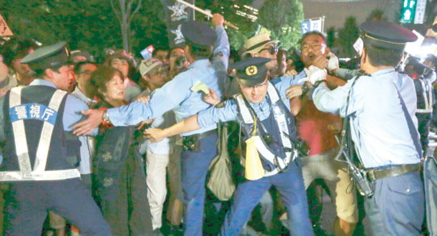 جانب من الاحتجاجات التي شهدتها طوكيو أمس بسبب مشاريع قوانين الدفاع التي سنتها الحكومة اليابانية (إ.ب.أ)