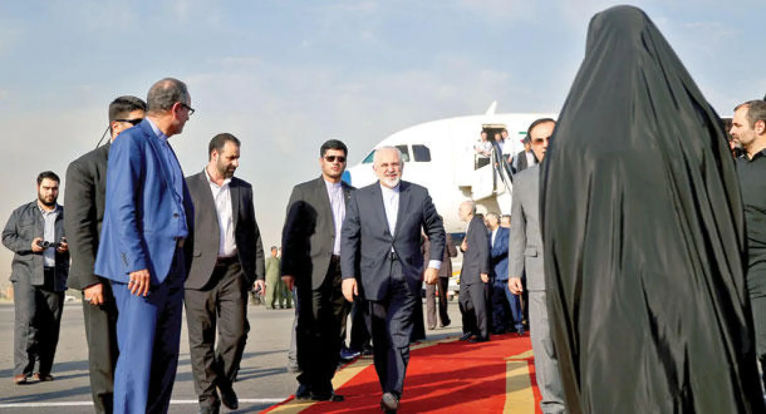 وزير الخارجية الإيراني محمد جواد ظريف لدى وصوله إلى مطار مهرباد في طهران أمس بعد توقيع الاتفاق النووي في فيينا أول من أمس (أ.ب)