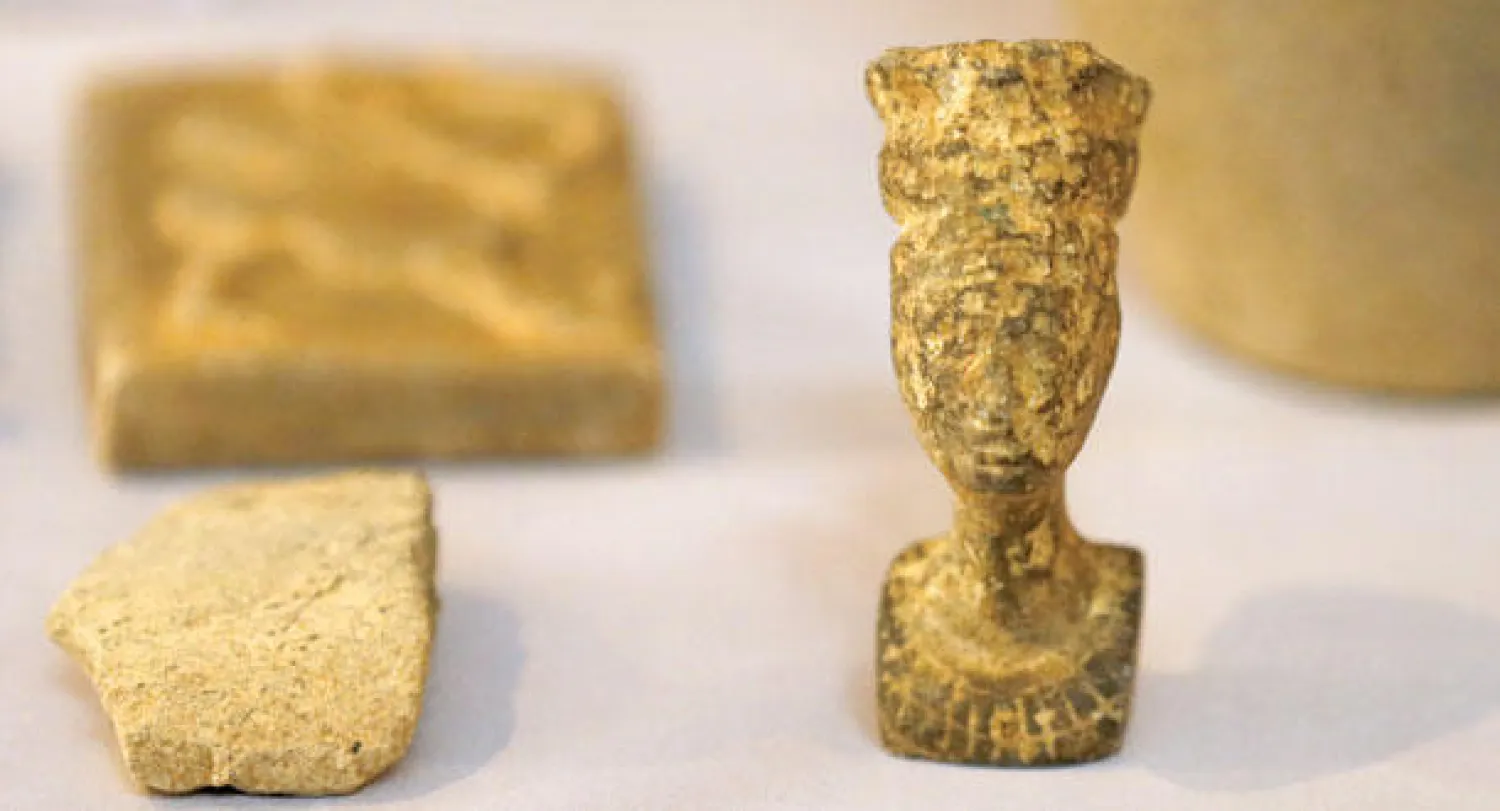 قطع من الآثار المستعادة من سوريا إلى المتحف العراقي أمس عبر القوات الأميركية (روتيرز)