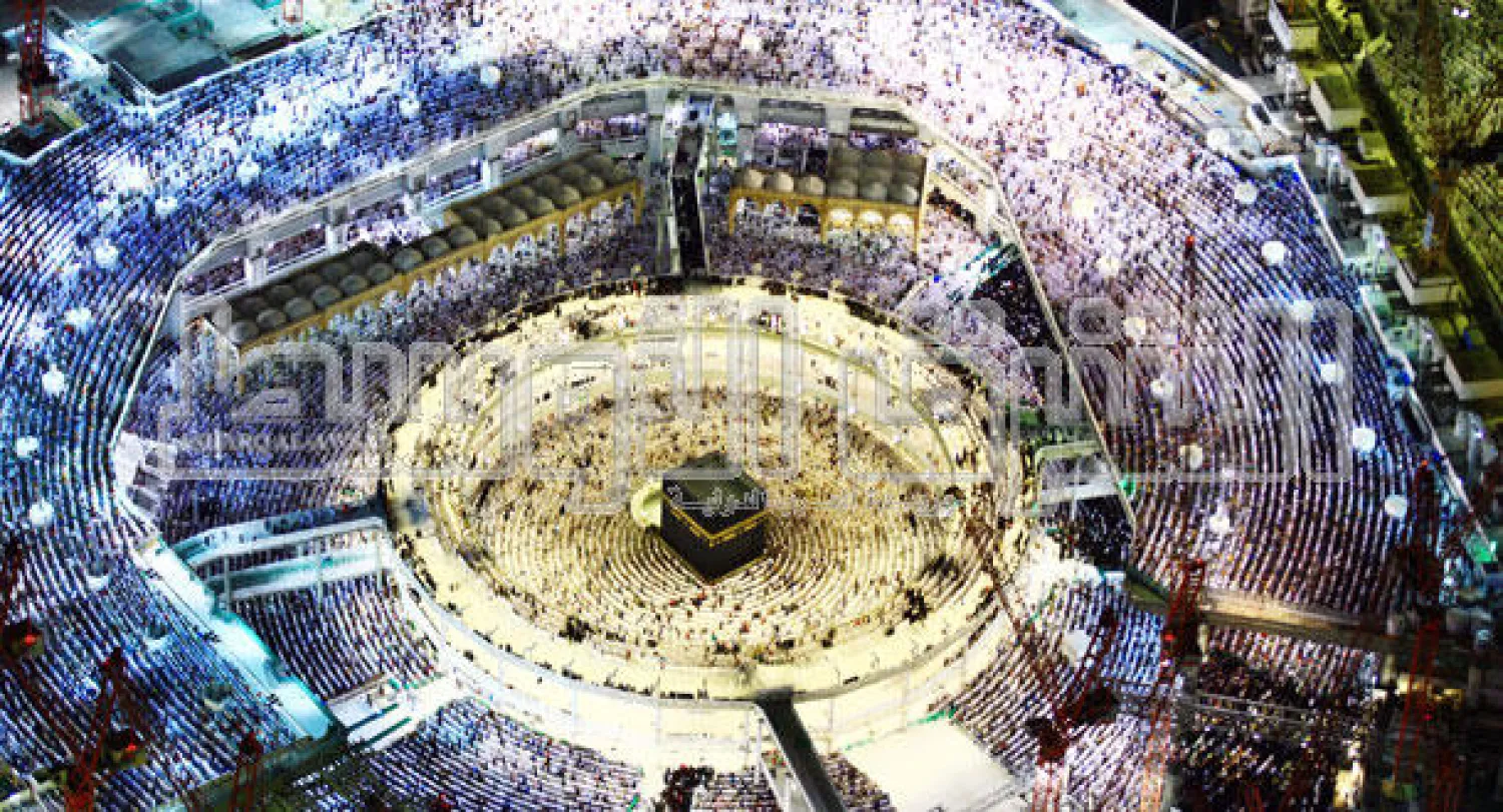 مشهد مهيب لجموع المصلين في المسجد الحرام في مكة المكرمة وهم يتحلقون حول الكعبة المشرفة خلال مناسبة ختم القرآن مساء أمس (تصوير: أحمد حشاد)