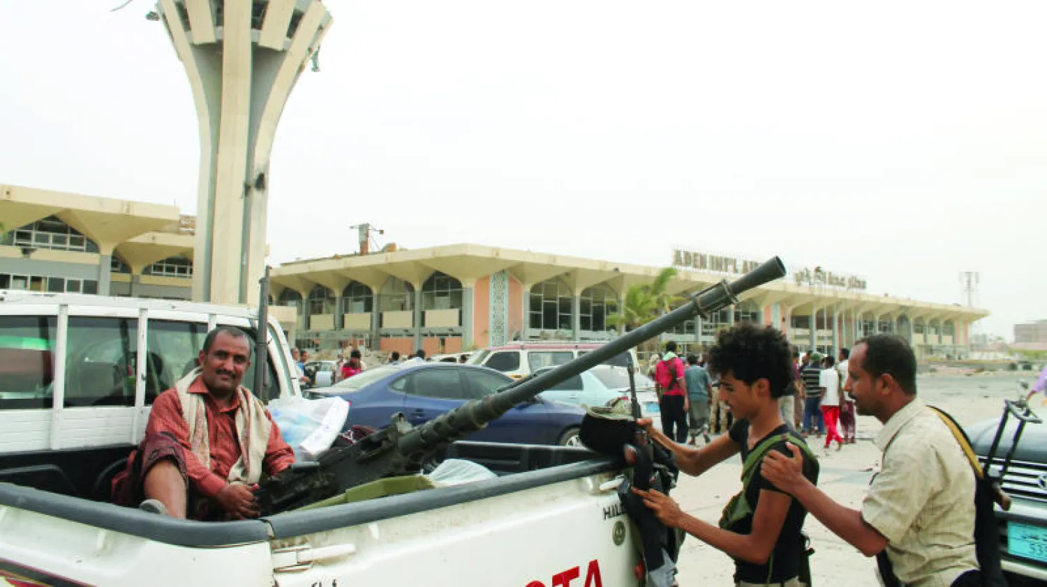 مقاتلون تابعون للرئيس اليمني عبد ربه منصور هادي يقومون بحراسة مطار عدن أمس (أ.ب)