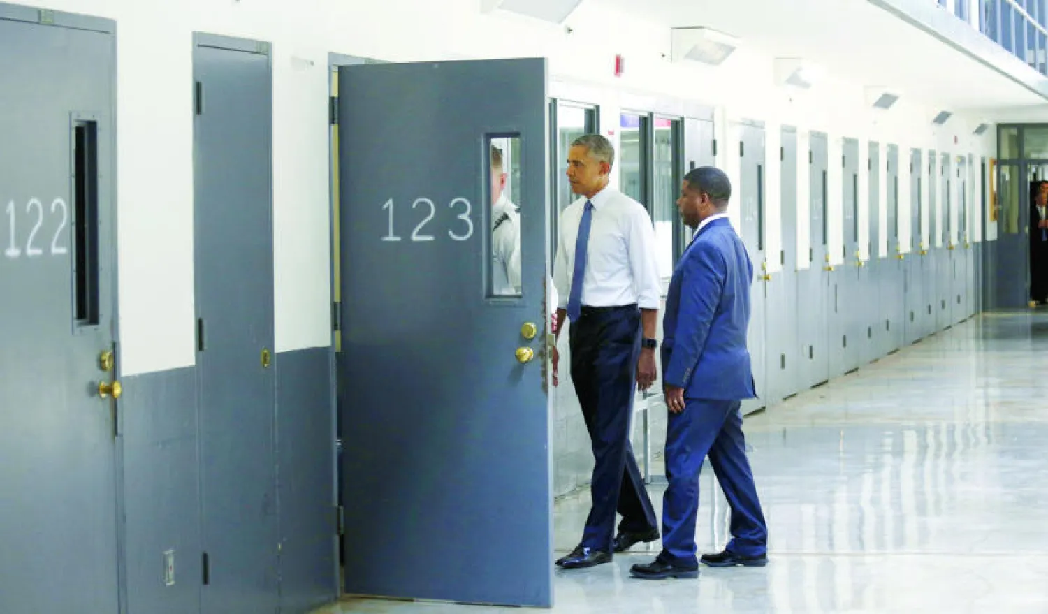 أوباما لدى تفقده زنزانة خلال زيارته السجن الفيدرالي في الرينو بولاية أوكلاهوما أمس (رويترز)