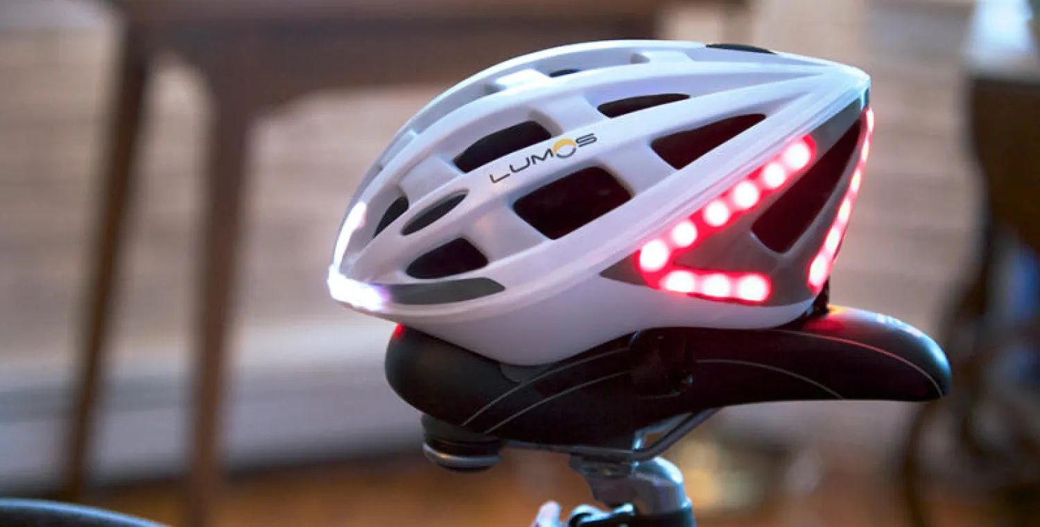 خوذة ذكية للدراجات الهوائية تنير ليلاً لتقليل الحوادث