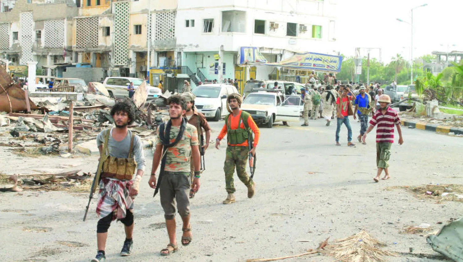 المقاومة الشعبية اليمنية مقاتلو ضد الحوثيين يتجمعون في أحد الأحياء الرئيسية بمدينة عدن احتفالا بانتصارهم وتحريرهم المدينة الجنوبية من المغتصبين المتمردين (أ.ف.ب)